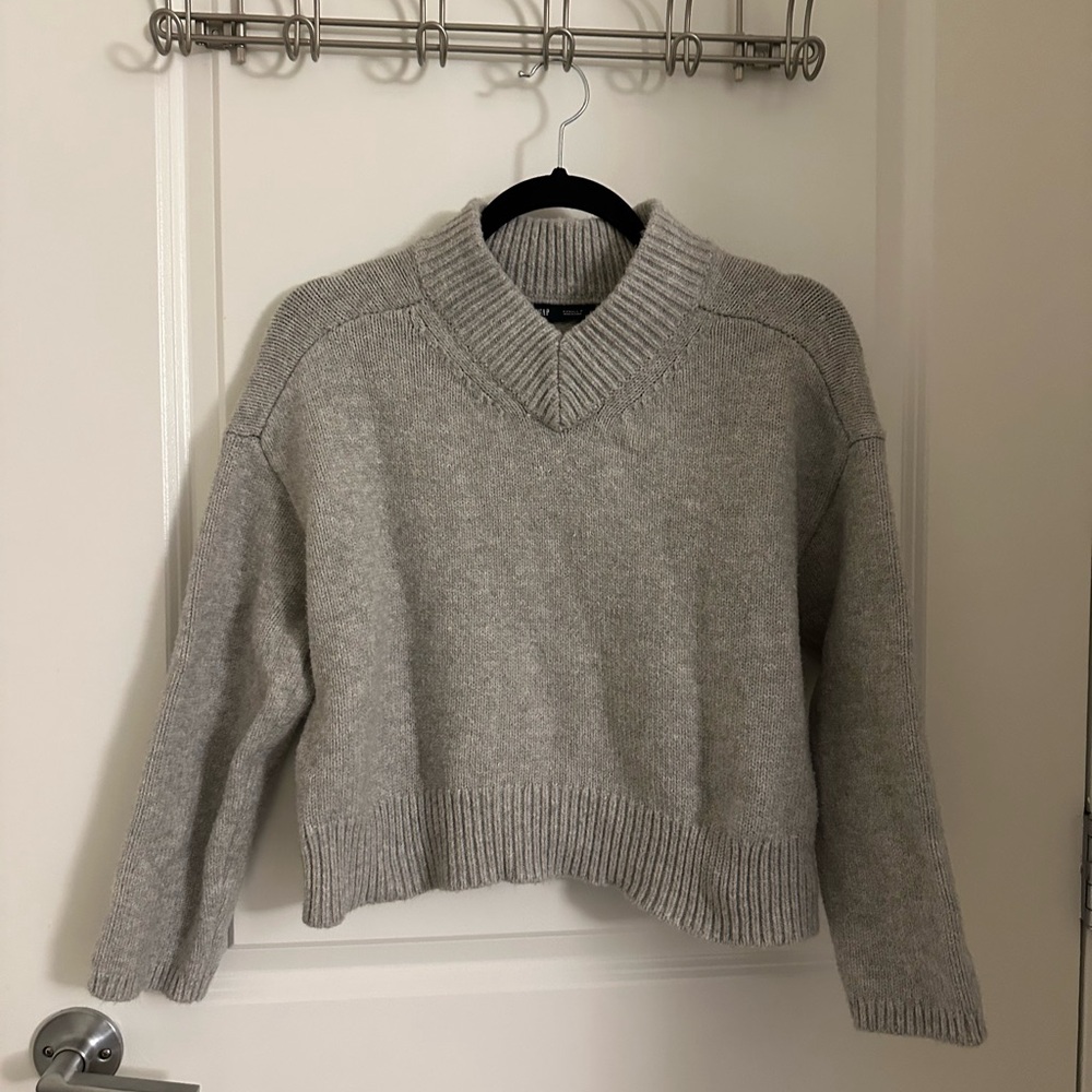 GAP Light Gray V-Neck Women's Sweater